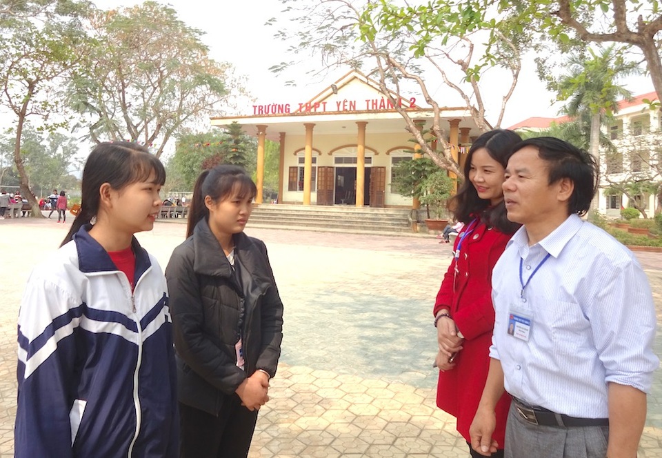 Hai học sinh trả lại gần 9 triệu đồng cho người đánh rơi - 2 Thầy Nguyễn Văn Thành - Hiệu trưởng Trường THPT Yên Thành 2 nói chuyện với hai em học sinh của trường. (Ảnh: Quỳnh Trang)