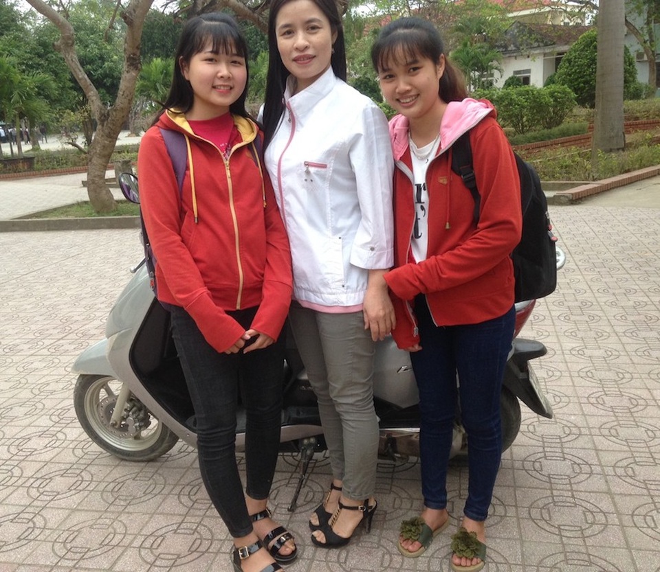 Giám đốc Sở Giáo dục gửi thư khen hai học sinh trả lại gần 9 triệu đồng cho người đánh rơi - 2
Hai em Vân và Bình cùng cô giáo chủ nhiệm Nguyễn Thị Nhiệm. Cô Nhiệm chia sẻ: Trên lớp, thường ngày tôi cũng dạy các em rằng: Những gì có ích cho xã hội, cho mọi người mà cuộc sống này cần thì các em hãy làm. Mỗi khi ta làm việc gì đó thì đừng bao giờ mong trả ơn. Hành động của hai em thật ý nghĩa cao cả.
