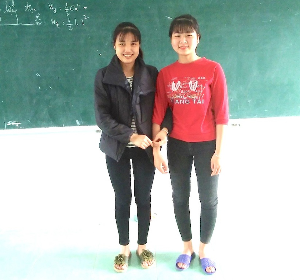 Hai học sinh trả lại gần 9 triệu đồng cho người đánh rơi - 1
hai em Dương Thị Bình và Nguyễn Thị Vân (học sinh lớp 12A9, Trường THPT Yên Thành 2, huyện Yên Thành, Nghệ An) nhặt được của rơi đã trả lại người mất.