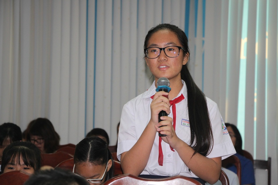 Nữ sinh chảy nước mắt khi nói về cô giáo lạnh lùng - 3 Học sinh phát biểu ý kiến trong buổi đối thoại với lãnh đạo ngành giáo dục TPHCM