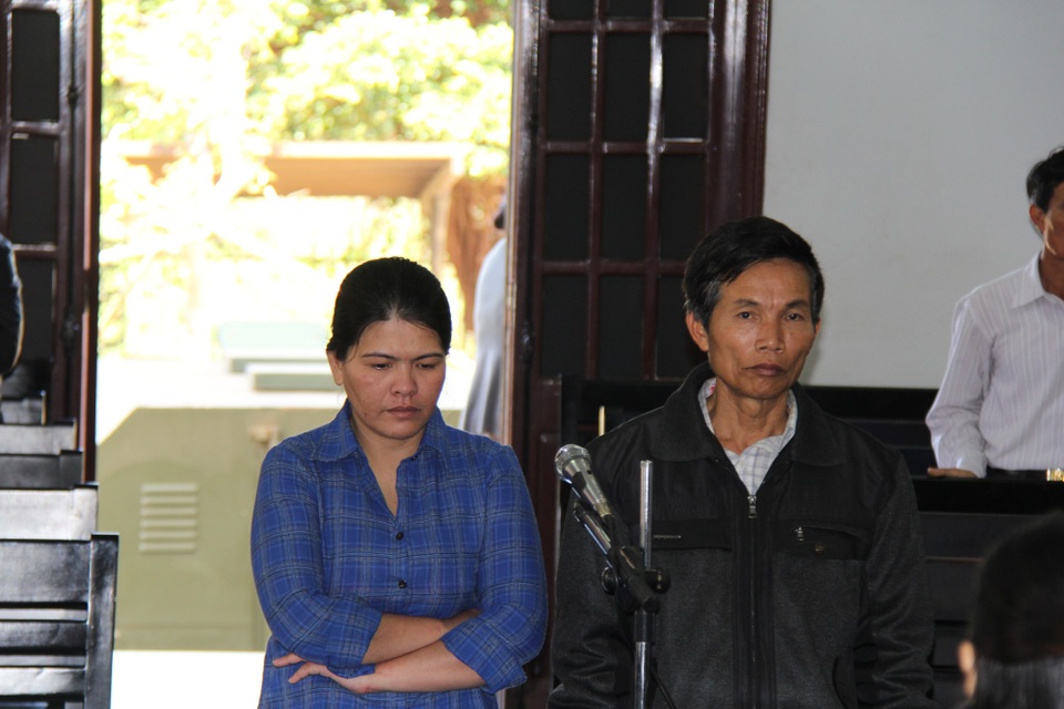 2 tháng môi giới bán dâm gần 90 lần - 1 Hai đối tượng Nghị và Yến tại phiên tòa sơ thẩm
