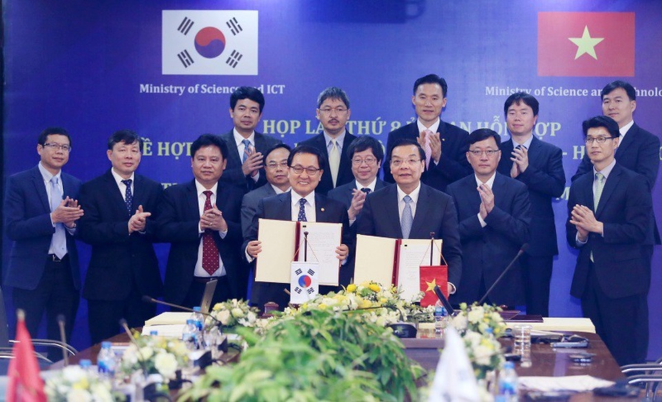 Thúc đẩy hợp tác khoa học và công nghệ Việt Nam – Hàn Quốc - 3
Bộ trưởng Chu Ngọc Anh và Bộ trưởng You Young Min ký kết Biên bản Kỳ họp.
