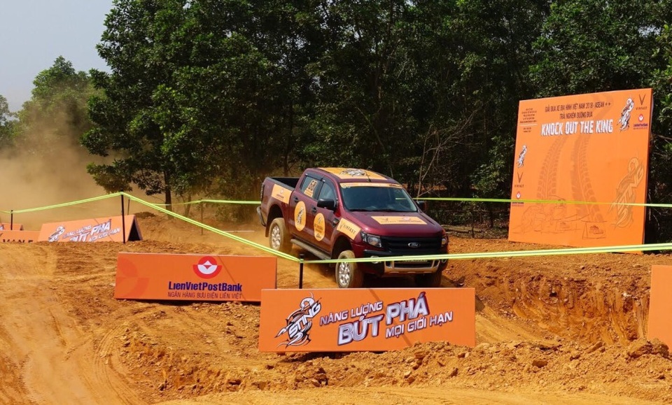 Hà Nội: Hết thời đàn ông “độ ô tô” để đi phố, ngồi cafe? - 1 Hà Nội: Hết thời đàn ông “độ ô tô” để đi phố, ngồi cafe? - 1