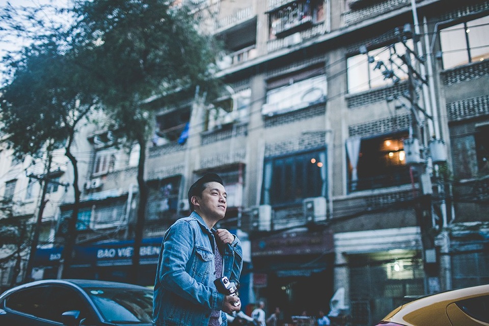 Ít người biết đây là ca khúc nhạc phim của bộ phim “Cầu thang tối” có tên là “Bài ca đêm” và do nữ ca sĩ Nguyệt Ánh thể hiện. Đây cũng là bộ phim mà diễn viên Hồng Ánh đóng vai chính.