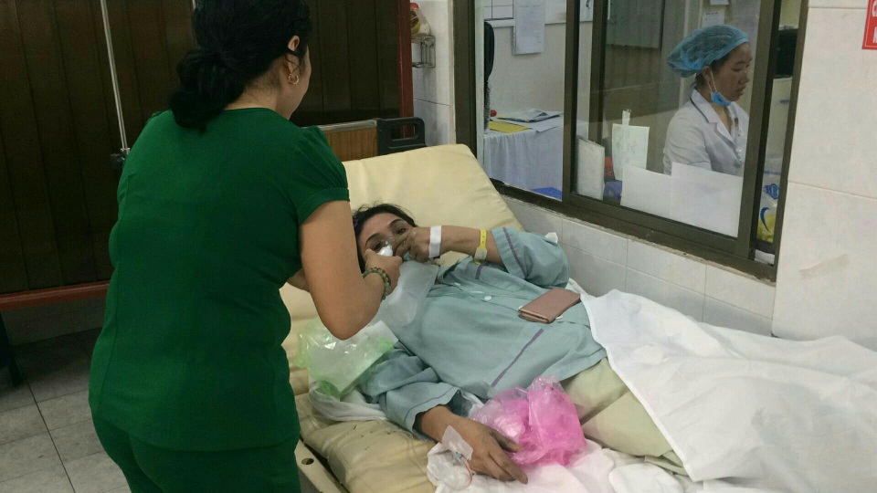 Cháy chung cư, 13 người chết: Các thi thể đang được bảo quản ở bệnh viện - 4
Nạn nhân trong vụ cháy chung cư Carina Plaza đang cấp cứu tại Bệnh viện Nguyễn Tri Phương.