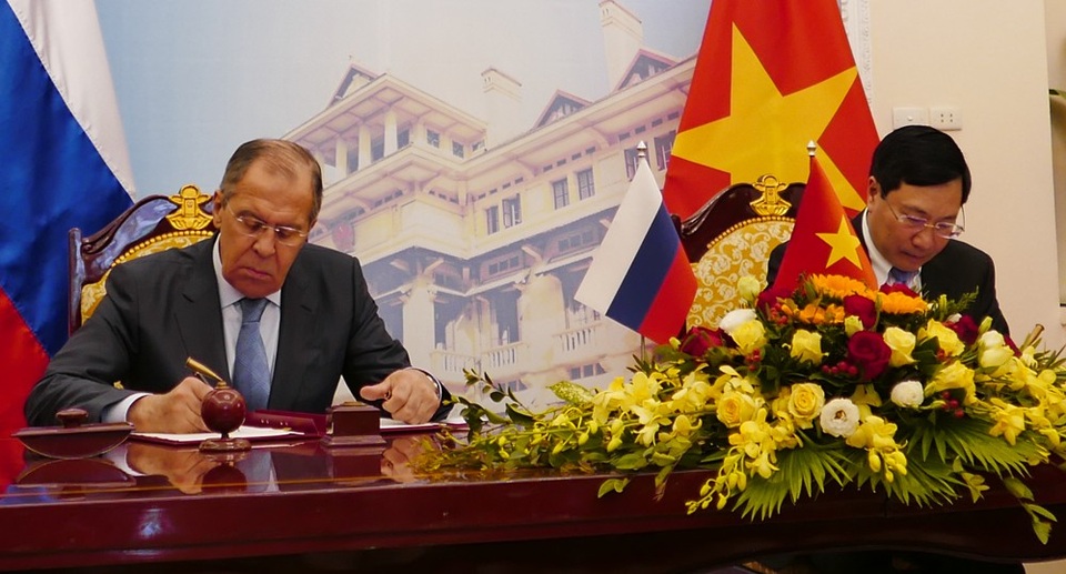 Ngoại trưởng Lavrov: Nga - Việt ủng hộ vai trò chủ chốt của luật pháp quốc tế - 3
Ngoại trưởng Nga Sergei Lavrov và Phó Thủ tướng, Bộ trưởng Bộ Ngoại giao Phạm Bình Minh ký Kế hoạch hợp tác 2019-2020