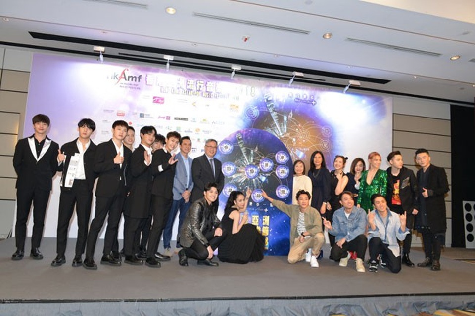 Noo Phước Thịnh tự tin nói tiếng Anh tại Hong Kong - 3 Hình ảnh Noo Phước Thịnh và các nghệ sĩ tại buổi họp báo.