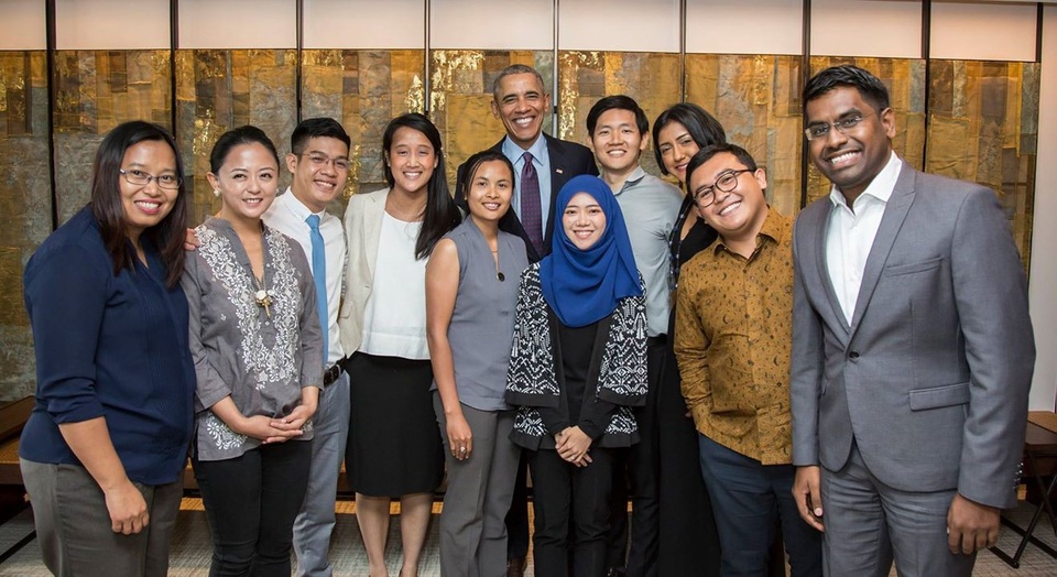 Cựu tổng thống Barack Obama đối thoại với 10 thủ lĩnh sinh viên khu vực ASEAN - 2 Ông Obama và 10 lãnh đạo trẻ ASEAN (Đại diện Việt Nam đứng thứ 3 từ trái sang).