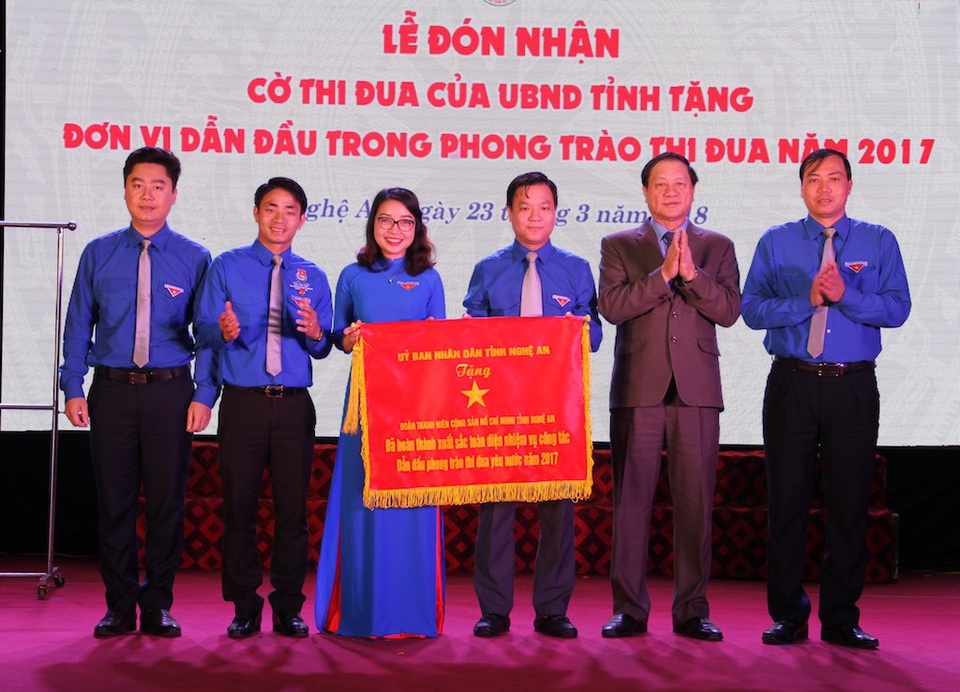 Hai tuyển thủ U23 Việt Nam được vinh danh thanh niên tiêu biểu Nghệ An - 2 Đại diện Tỉnh đoàn đón nhận cờ thi đua của UBND tỉnh.