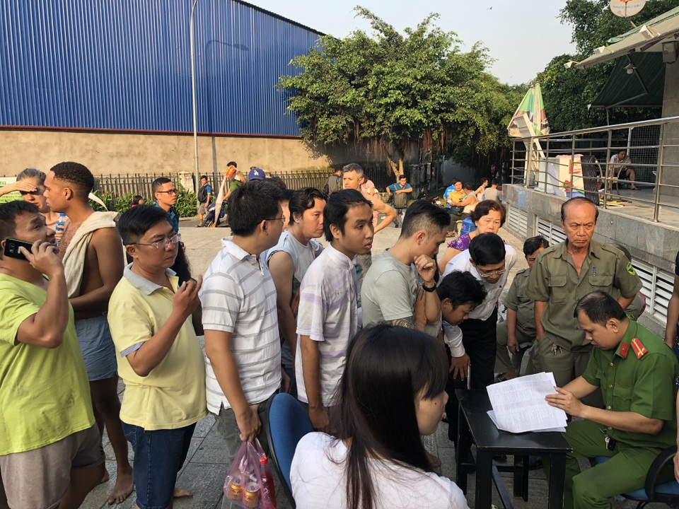 Rơi nước mắt nghe lời kể của những người thoát chết sau vụ cháy kinh hoàng - 1 Công an rà soát danh sách các nạn nhân, hỗ trợ cho người dân về căn hộ lấy tài sản