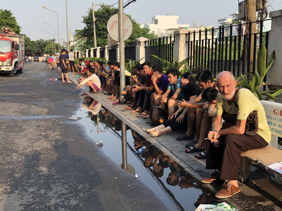 Rơi nước mắt nghe lời kể của những người thoát chết sau vụ cháy kinh hoàng - 2 Các cư dân vẫn chưa hết bàng hoàng sau vụ cháy