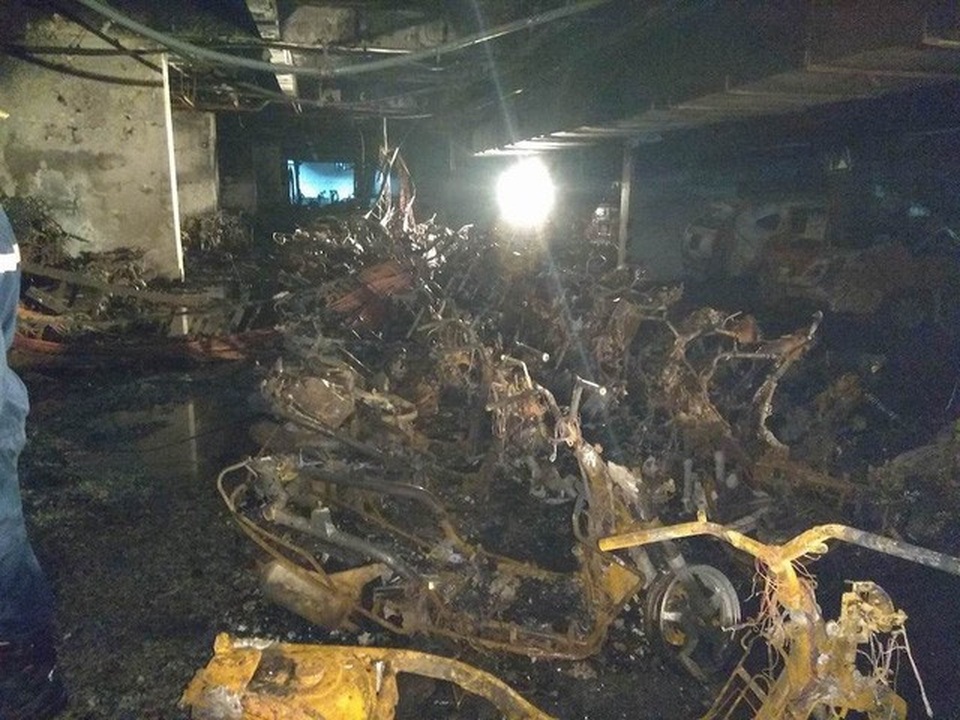 Ngổn ngang xác xe trong tầng hầm chung cư xảy ra vụ cháy khiến 13 người chết - 14 Ngổn ngang xác xe trong tầng hầm chung cư xảy ra vụ cháy khiến 13 người chết - 14