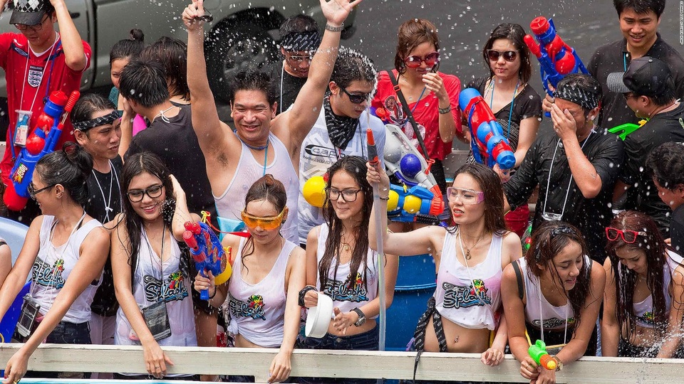 Thái Lan khuyên du khách nữ tránh ăn mặc hở hang trong lễ hội "té nước" - 2 Chính quyền địa phương kêu gọi du khách không nên ăn mặc hở hang để tránh trở thành nạn nhân bị quấy rối tình dục