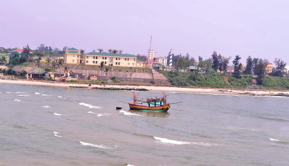 Cửa biển bị bồi lấp, ngư dân bất lực nhìn tàu mắc cạn - 1 Tàu cá của ngư dân bị mắc cạn do cửa biển bị bồi lấp