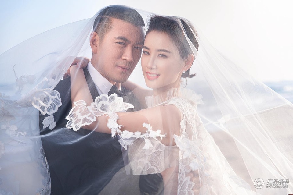 Huỳnh Thánh Y bất ngờ khoe ảnh cưới sau 10 năm lặng lẽ làm "vợ lẽ" - 3 
Còn nhớ, tháng 5/2015, Huỳnh Thánh Y bất ngờ công khai chuyện cô có con trai sau nhiều năm giấu kín. Khi đó, em bé đã được 4-5 tuổi. Và không lâu sau đó, đại gia họ Dương thừa nhận anh và Huỳnh Thánh Y đã làm đám cưới được 8 năm.