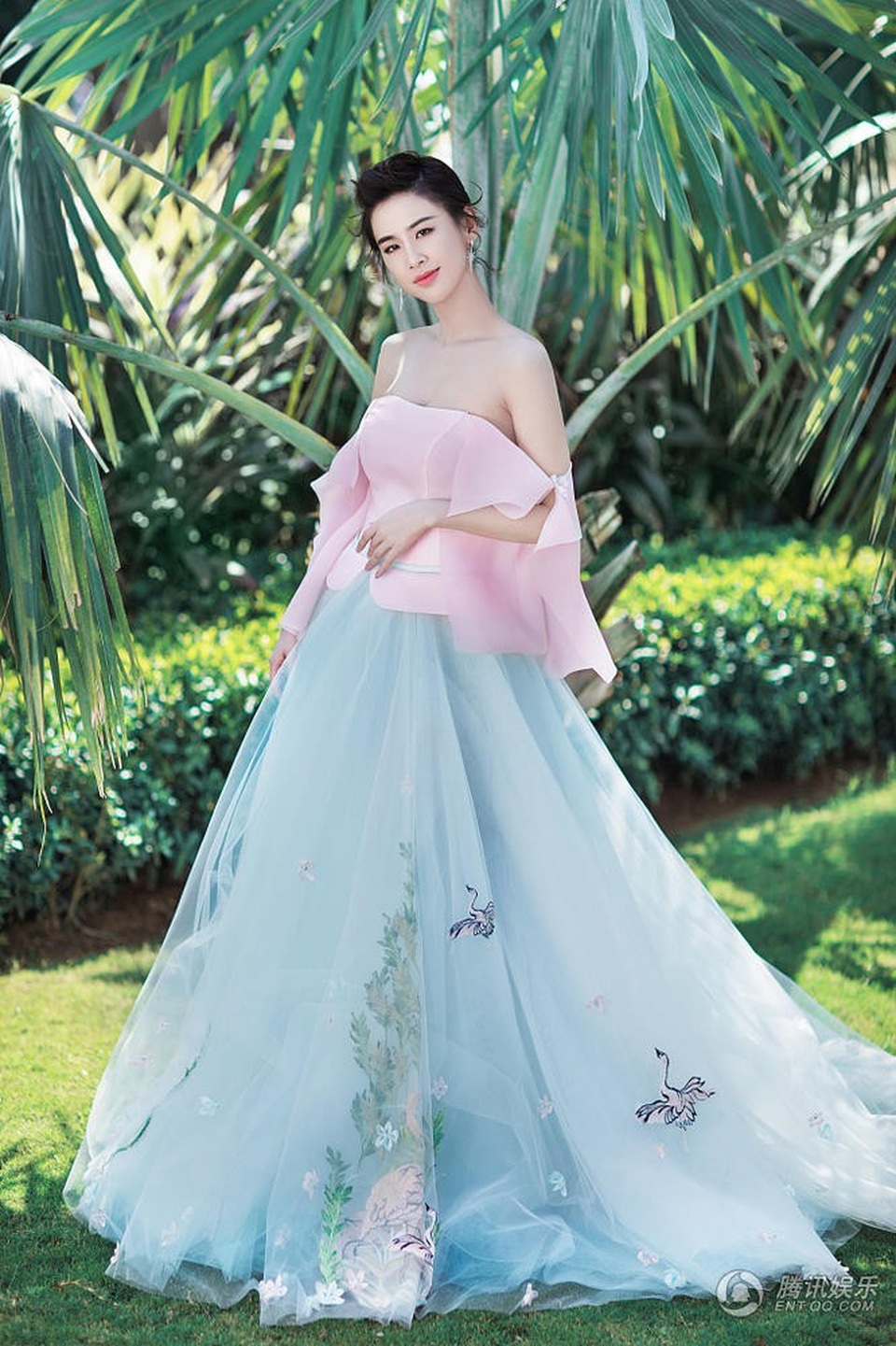 Huỳnh Thánh Y bất ngờ khoe ảnh cưới sau 10 năm lặng lẽ làm "vợ lẽ" - 7 
Mỹ nhân một thời của Châu Tinh Trì ngày càng mặn mà, quyến rũ vì có cuộc sống viên mãn.