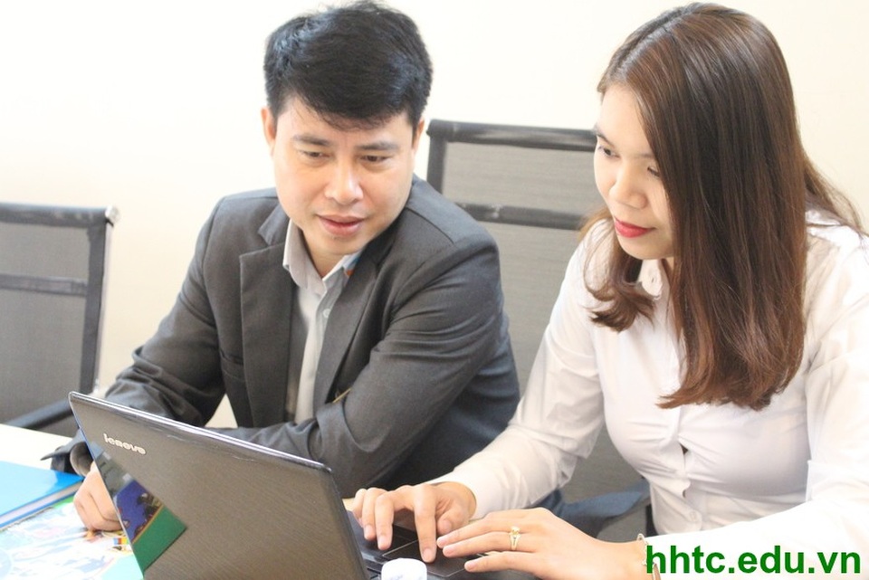 Toàn cảnh tư vấn: Cơ hội việc làm cho nhân sự trẻ trong ngành Du lịch - 6
Ông Trương Tường Lân - Hiệu trưởng Trường Trung cấp Nghề Du lịch Hà Nội trả lời câu hỏi của bạn đọc trong buổi tư vấn.