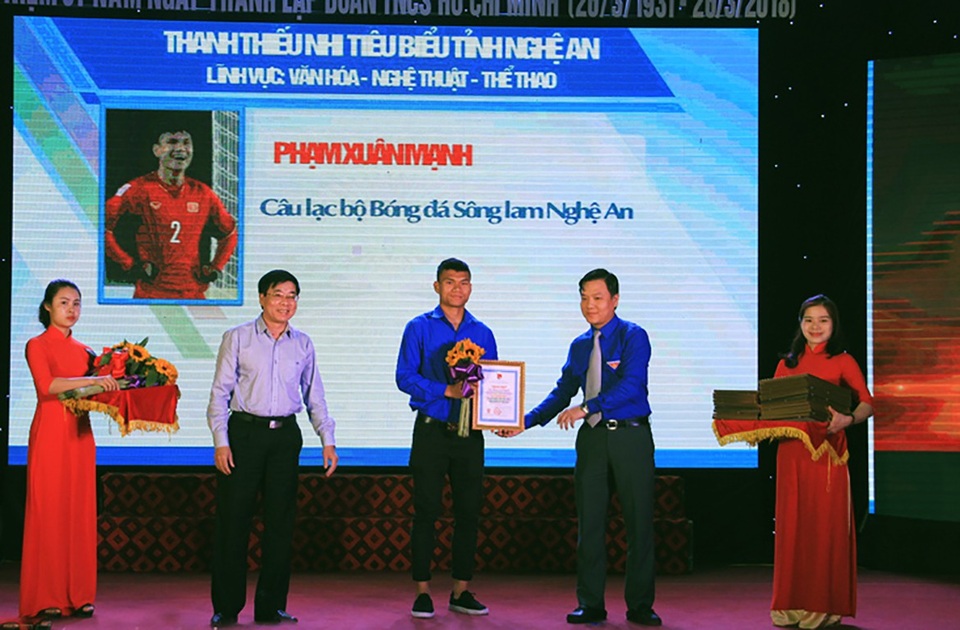Hai tuyển thủ U23 Việt Nam được vinh danh thanh niên tiêu biểu Nghệ An - 5 Cầu thủ đội tuyển U23 Việt Nam Phạm Xuân Mạnh được tuyên dương tại buổi lễ.