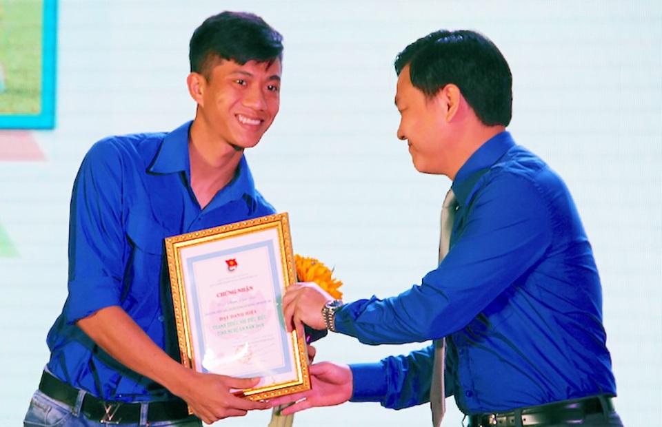 Hai tuyển thủ U23 Việt Nam được vinh danh thanh niên tiêu biểu Nghệ An - 4 Hai tuyển thủ U23 Việt Nam được vinh danh thanh niên tiêu biểu Nghệ An - 4