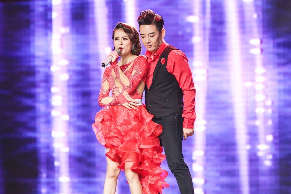 Việt Phương và Hà Thu thể hiện liên khúc Tình bơ vơ - Bài tango cho em, ngay từ những câu hát đầu tiên cặp đôi mang đến một không gian êm đềm, da diết trong tình yêu và sau đó là giai điệu sôi động và những điệu nhảy uyển chuyển đốt mắt người xem.