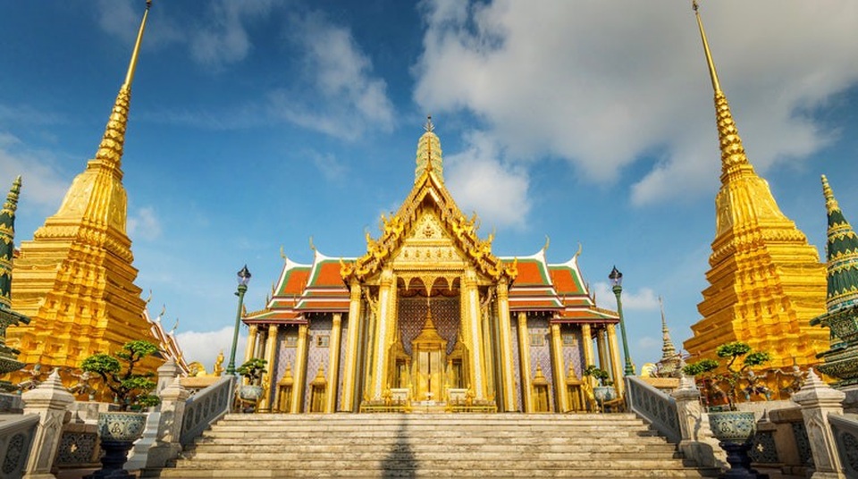 Nữ du khách bị phản đối dữ dội vì mặc đồ mỏng tang, tạo dáng phản cảm trong chùa - 4 chùa Phật Ngọc Wat Phra Kaew được xem là một trong những ngôi chùa linh thiêng nhất ở xứ sở chùa tháp