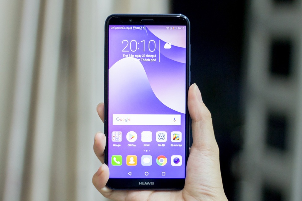Huawei tung smartphone tràn viền, camera kép giá dưới 4 triệu đồng - 1 Huawei vừa chính thức ra mắt thị trường Việt mẫu Y7 Pro 2018. Đây là mẫu sản phẩm hướng đến phân khúc phổ thông, sở hữu cấu hình khá mạnh. Điểm nhấn của máy đó là màn hình theo xu hướng tràn viền tỉ lệ 18:9, kích thước màn hình 5,99 inch. Hãng cho biết, tỉ lệ này giúp vùng hiển thị rộng hơn 12,5% so với thông thường. Máy cũng khá gọn nhẹ tựa mẫu máy 5,5 inch và độ dày chỉ 7,8 mm.