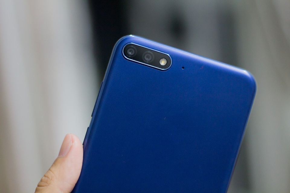 Huawei tung smartphone tràn viền, camera kép giá dưới 4 triệu đồng - 4 Huawei cho biết, camera chính 13 MP giúp dựng hình, trong khi camera phụ 2MP tạo hiệu ứng xóa phông với khẩu độ lên đến 7. Hãng cũng ưu ái trang bị tính năng chụp trước lấy nét sau mang tên refocus - chọn lấy nét bằng tay thông qua chế độ mở rộng khẩu độ.