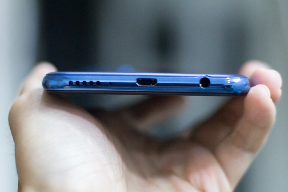 Huawei tung smartphone tràn viền, camera kép giá dưới 4 triệu đồng - 5 Về cấu hình, máy trang bị con chip Qualcomm Snapdragon 430 8 nhân 64 bit, RAM 3 GB, bộ nhớ trong 32 và hỗ trợ khe cắm thẻ rời lên đến 256 GB. Sản phẩm này vẫn sử dụng chuẩn sạc microUSB.