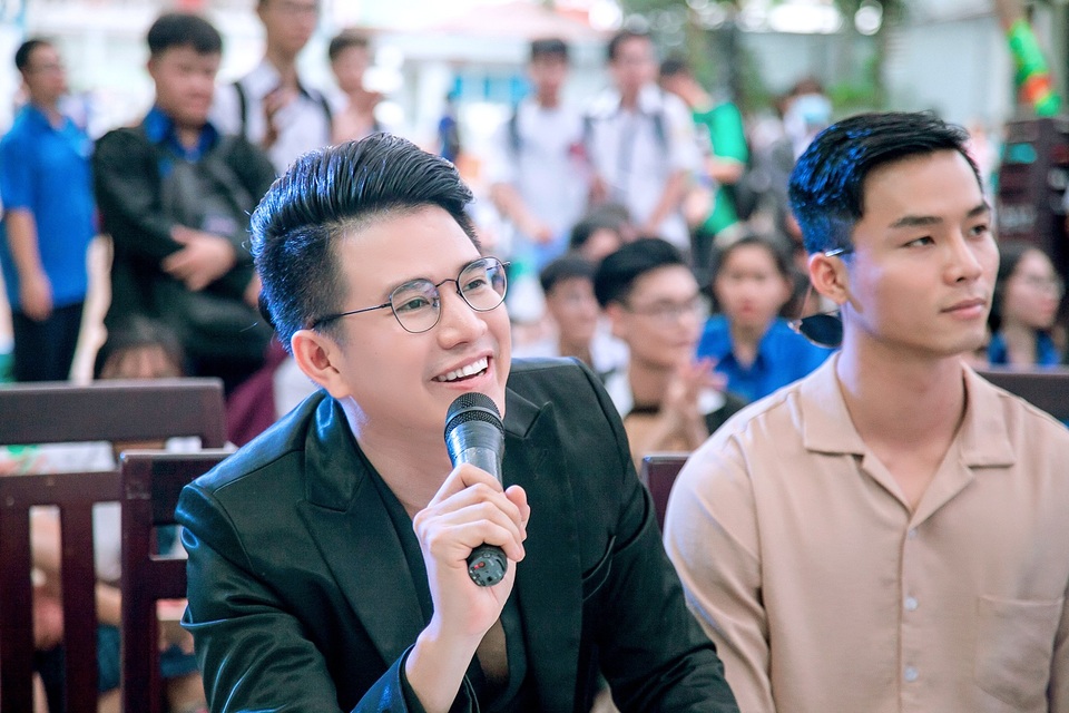Vũ Mạnh Cường về trường người yêu cũ tìm học sinh thanh lịch - 2 Vũ Mạnh Cường về trường người yêu cũ tìm học sinh thanh lịch - 2