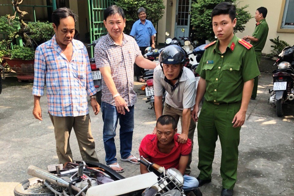 Màn dàn cảnh "tinh vi" của 2 tên trộm nhưng không thoát công an - 1 Đối tượng Khanh (áo đỏ) bị lực lượng công an, BVDP và sự hỗ trợ của người dân, tóm gọn.