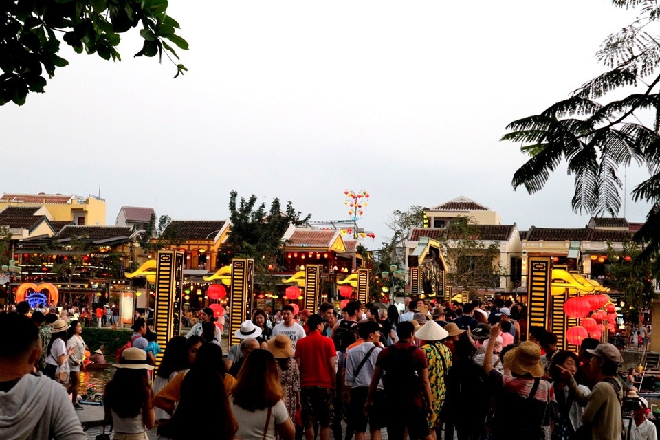 Hàng ngàn bạn trẻ, du khách tắt đèn hưởng ứng Giờ Trái đất 2018 - 1 Đông đảo người dân và du khách đã đến Hội An hưởng ứng Giờ Trái đất 2018
