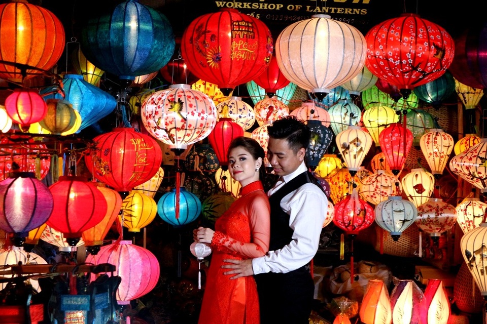 Hàng ngàn bạn trẻ, du khách tắt đèn hưởng ứng Giờ Trái đất 2018 - 2 Nhiều cặp đôi lựa chọn đêm kêu gọi hưởng ứng Giờ Trái đất tại Hội An để chụp ảnh cưới