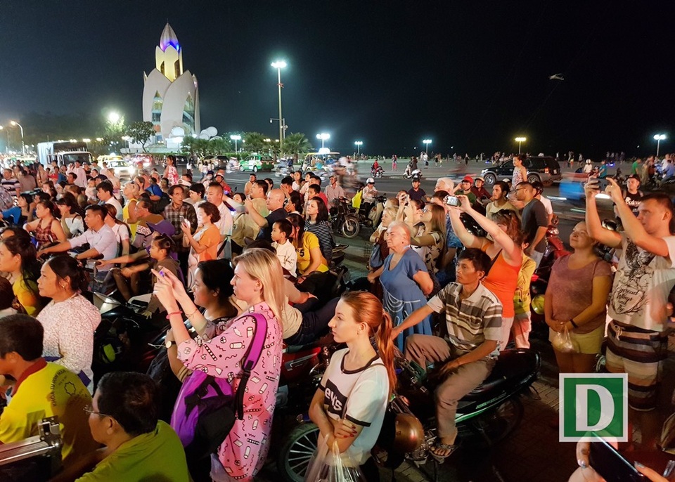 Nha Trang: Du khách đổ ra đường khám phá nghệ thuật dân gian - 2 Nha Trang: Du khách đổ ra đường khám phá nghệ thuật dân gian - 2
