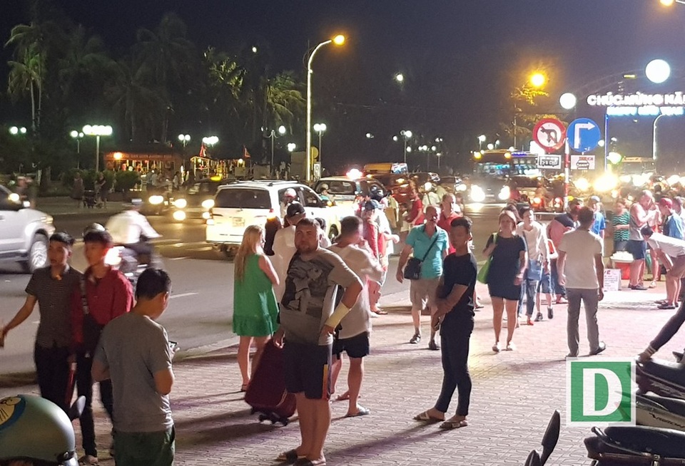 Nha Trang: Du khách đổ ra đường khám phá nghệ thuật dân gian - 6 Hiện nay, vào buổi tối, du khách Nga và Trung Quốc đổ ra đường phố khá đông và nhộn nhịp