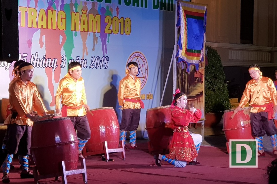 Nha Trang: Du khách đổ ra đường khám phá nghệ thuật dân gian - 1 Các nghệ nhân biểu diễn nghệ thuật dân gian truyền thống trước Hội trường 46 Trần Phú, Nha Trang