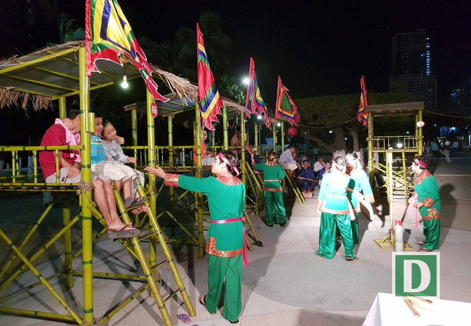 Nha Trang: Du khách đổ ra đường khám phá nghệ thuật dân gian - 4 Hoạt động hô hát Bài chòi tổ chức bên bờ biển Nha Trang đã thu hút sự theo dõi, khám phá của du khách nước ngoài