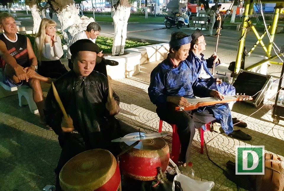 Nha Trang: Du khách đổ ra đường khám phá nghệ thuật dân gian - 5 Các nghệ nhân Bài chòi phụ trách âm nhạc đệm cho các bài hát được hát lên