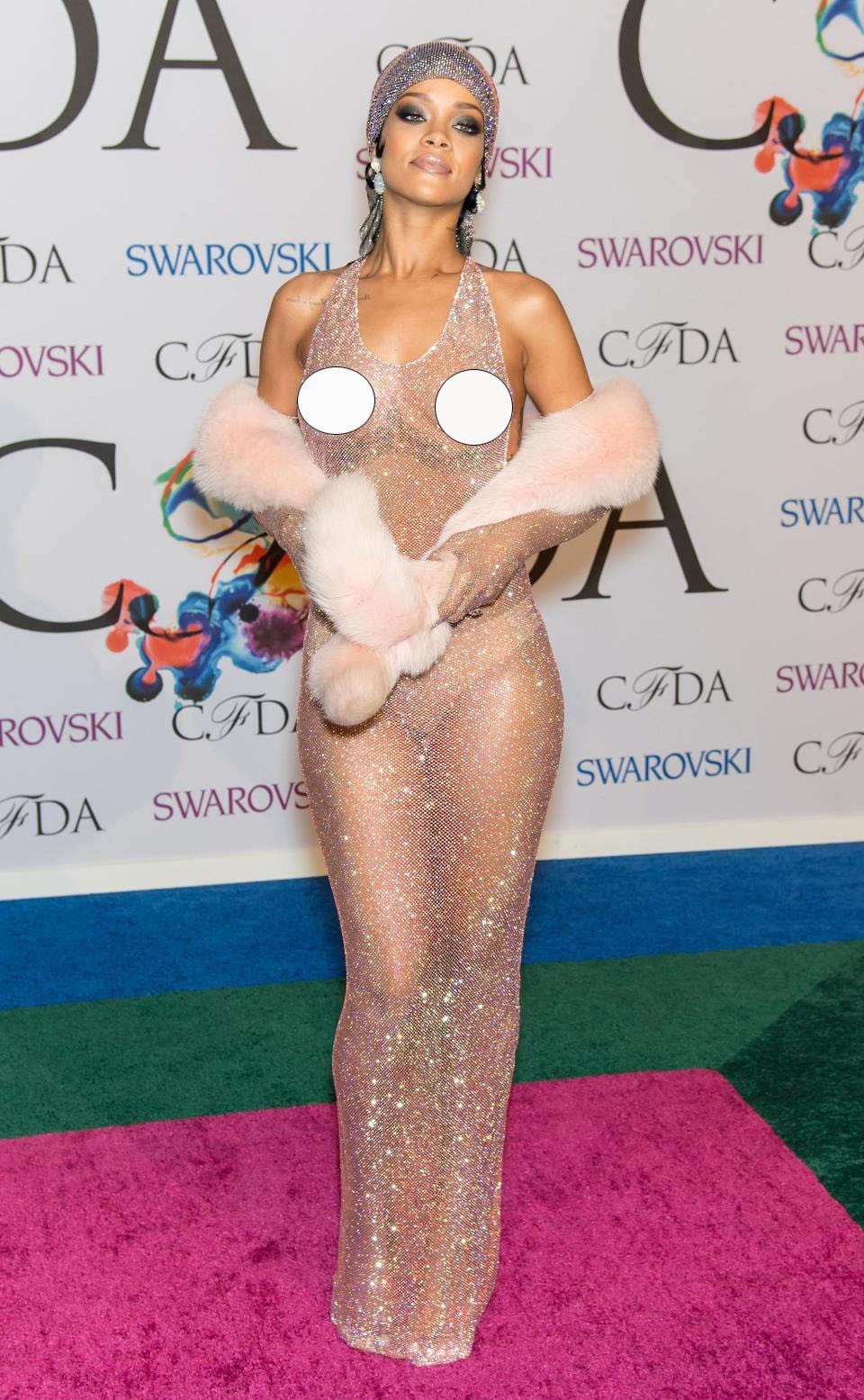 Nữ ca sĩ Rihanna (30 tuổi) vốn nổi tiếng với phong cách thời trang táo bạo như chính cá tính âm nhạc nổi loạn của cô. Hồi năm 2014, Rihanna từng khiến tất cả các trang tin giải trí rầm rộ đưa tin về bộ váy… “lưới” gây sửng sốt của cô.