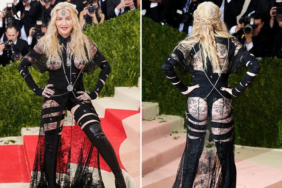Nữ ca sĩ Madonna (59 tuổi) xuất hiện tại sự kiện thời trang hồi năm 2016 với một thiết kế thực sự gây choáng.