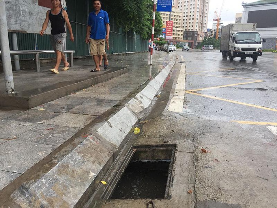 Một học sinh lớp 5 ngã xuống cống trên đường đi học về - 1 Những miệng cống như thế này đã trở thành cái bẫy gây nguy hiểm cho người dân (ảnh minh họa)