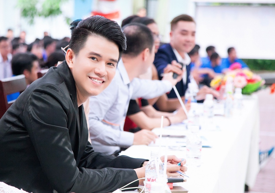Vũ Mạnh Cường về trường người yêu cũ tìm học sinh thanh lịch - 3 Vũ Mạnh Cường về trường người yêu cũ tìm học sinh thanh lịch - 3