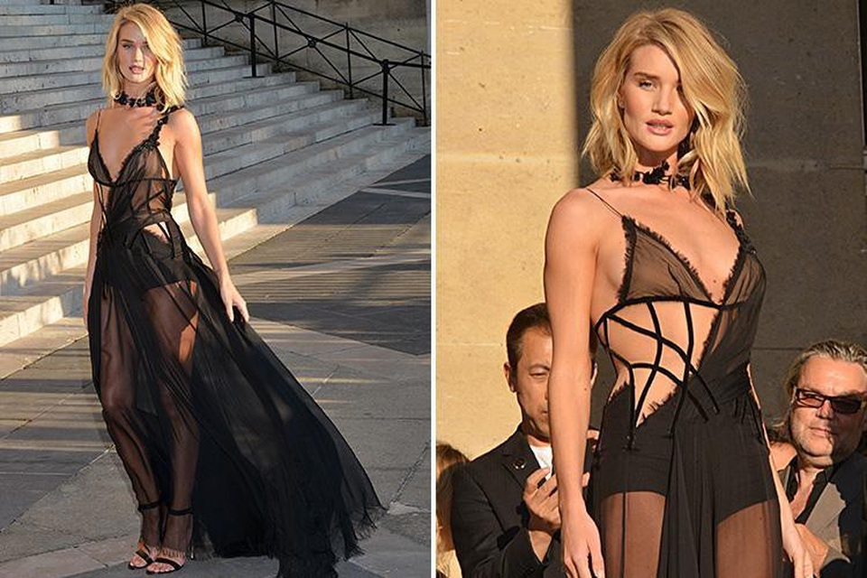 Người mẫu Rosie Huntington Whiteley (30 tuổi) xuất hiện tại Tuần lễ Thời trang Paris hồi năm 2015 với một bộ đầm đen gợi cảm và cũng rất nghệ thuật.