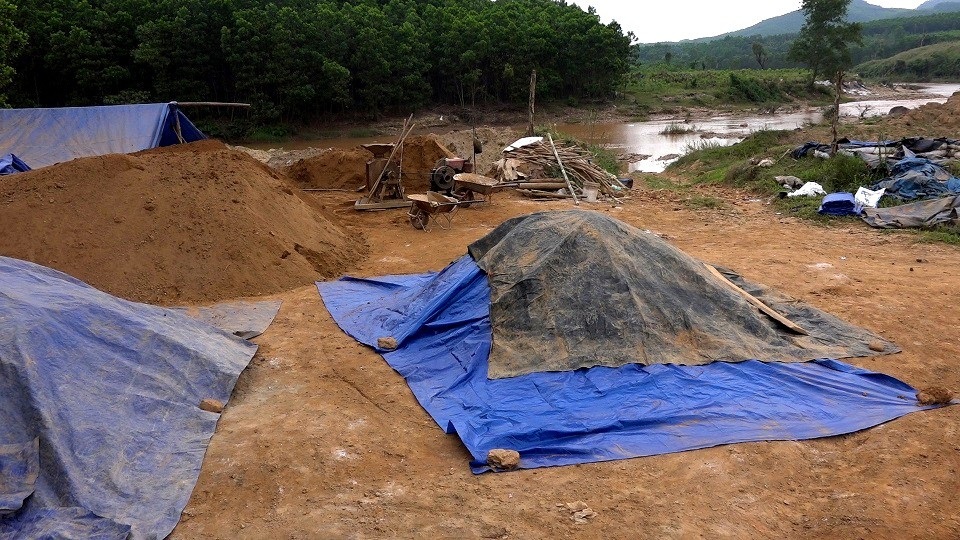 Những dòng sông sắp “tắt thở” do khai thác vàng trái phép - 4 Một đống quặng xái bên dòng sông Quế Phương