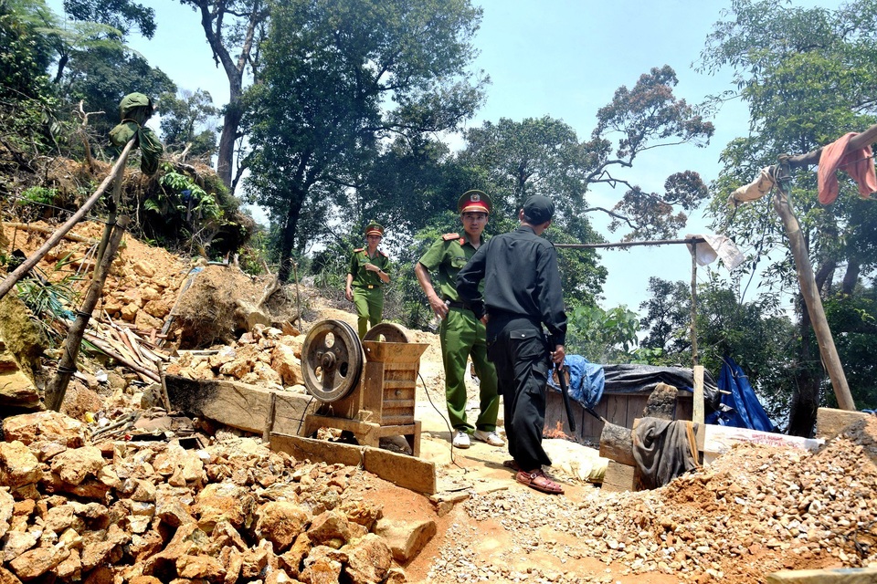 Những dòng sông sắp “tắt thở” do khai thác vàng trái phép - 5 Lực lượng chức năng truy quét, tiêu hủy lán trại của những đối tượng khai thác trái phép