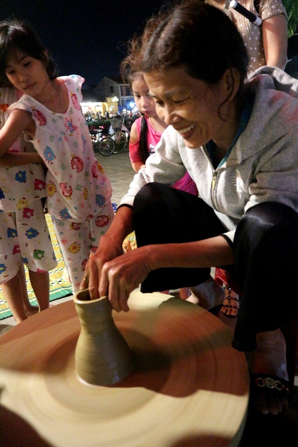 Hàng ngàn bạn trẻ, du khách tắt đèn hưởng ứng Giờ Trái đất 2018 - 6 Trưng bày và trình diễn gốm Thanh Hà thu hút sự quan tâm của du khách và các em thiếu nhi