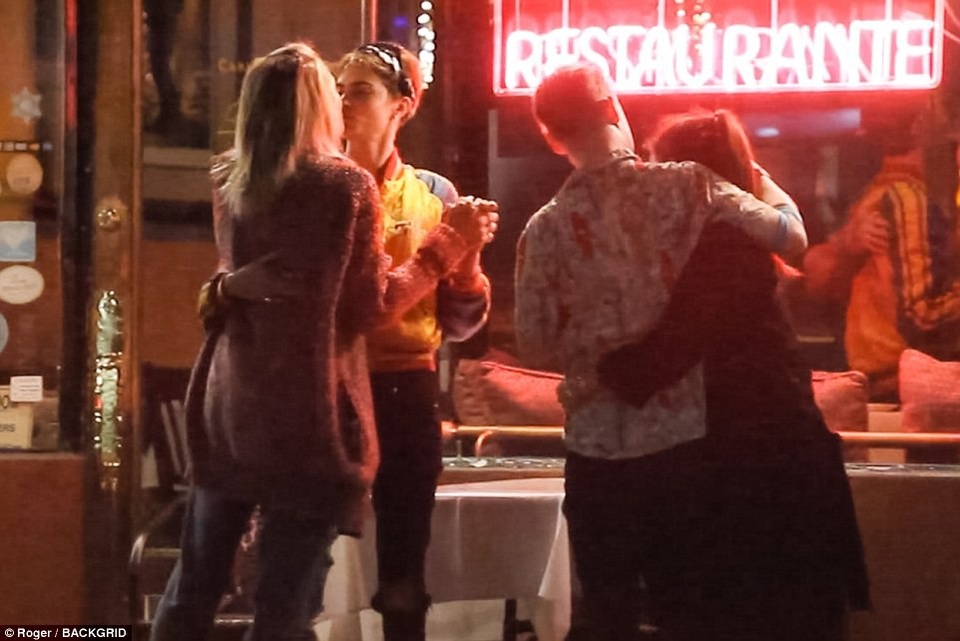 Con gái Vua nhạc Pop công khai người yêu đồng tính - 7
Paris Jackson và Cara Delevingne đều sinh ra trong những gia đình giàu có và nổi tiếng