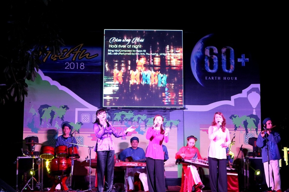 Hàng ngàn bạn trẻ, du khách tắt đèn hưởng ứng Giờ Trái đất 2018 - 7 Thành phố Hội An tổ chức đêm nhạc hưởng ứng kêu gọi Giờ Trái đất 2018 “Hôm nay tôi sống xanh hơn”