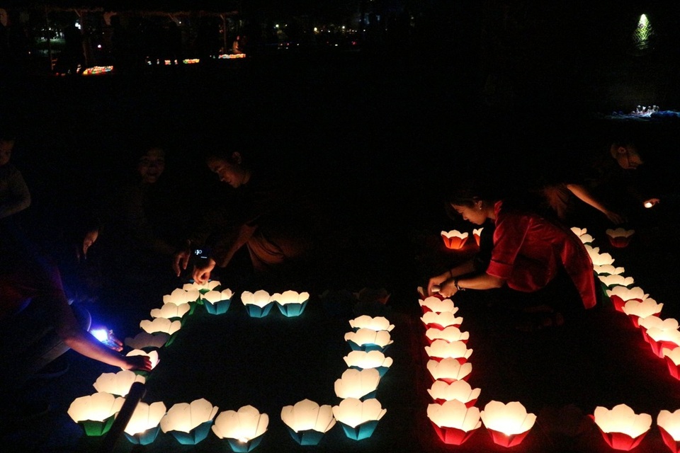 Hàng ngàn bạn trẻ, du khách tắt đèn hưởng ứng Giờ Trái đất 2018 - 8 Hàng ngàn bạn trẻ, du khách tắt đèn hưởng ứng Giờ Trái đất 2018 - 8
