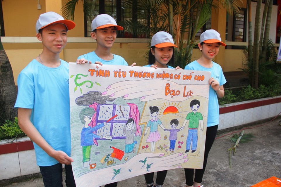 Học sinh dựng tiểu phẩm, vẽ tranh lên án bạo lực thân thể trẻ em - 4 Bức tranh với thông điệp Tình yêu thương không có chỗ cho bạo lực của học sinh lớp 9