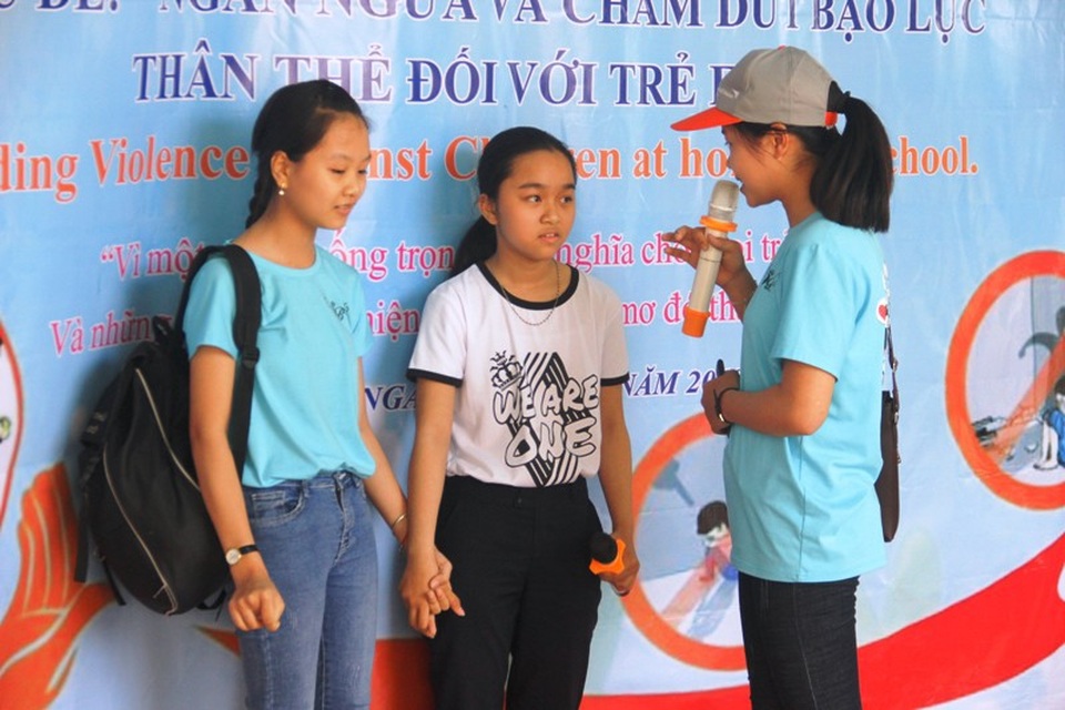 Học sinh dựng tiểu phẩm, vẽ tranh lên án bạo lực thân thể trẻ em - 2 Gia đình là chỗ dựa vững chắc cho trẻ nhưng cũng có nguy cơ xảy ra bạo hành